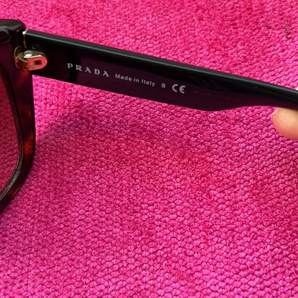 Prada sunglasses.Used on vacation for a wk decided they are too big for my face - Picture 2 of 6